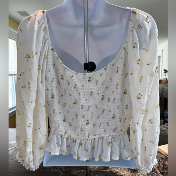 Hollister soft white top with yellow flowers L - Picture 2 of 8